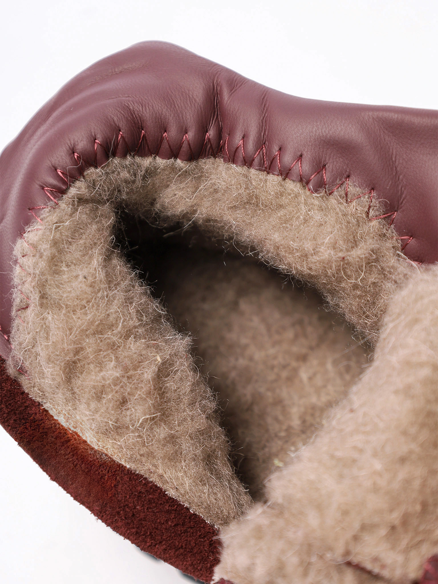 Кроссовки бордового цвета на рельефной подошве